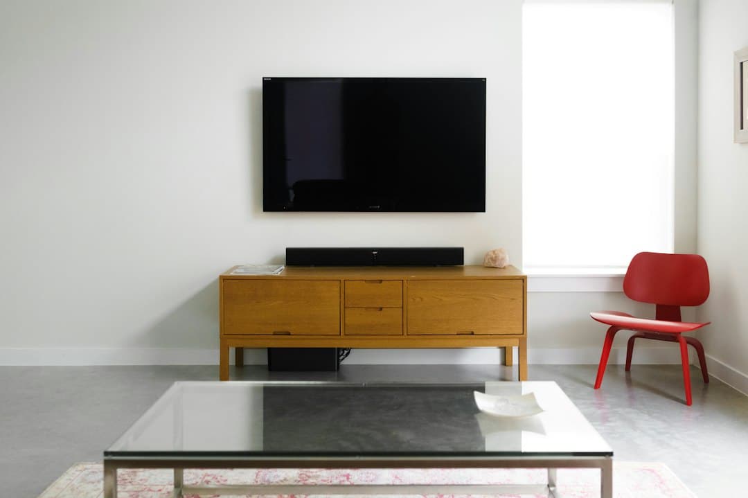 Grand téléviseur dans un salon moderne et lumineux, pour l'IPTV 4K avec Pure IPTV