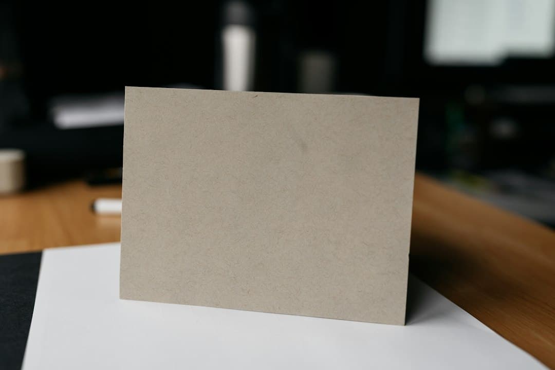 Carte vierge posée sur un bureau, pour planifier un abonnement Pure IPTV de 12 mois