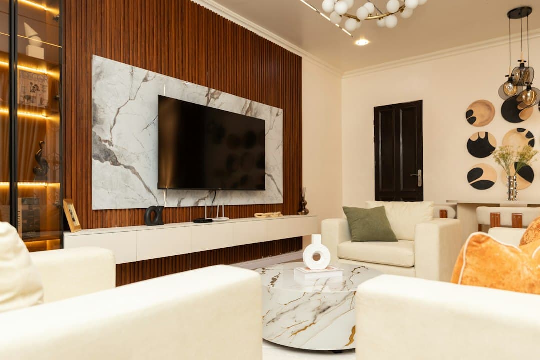 Salon moderne avec un téléviseur le soir, pour regarder Pure IPTV dans TiviMate